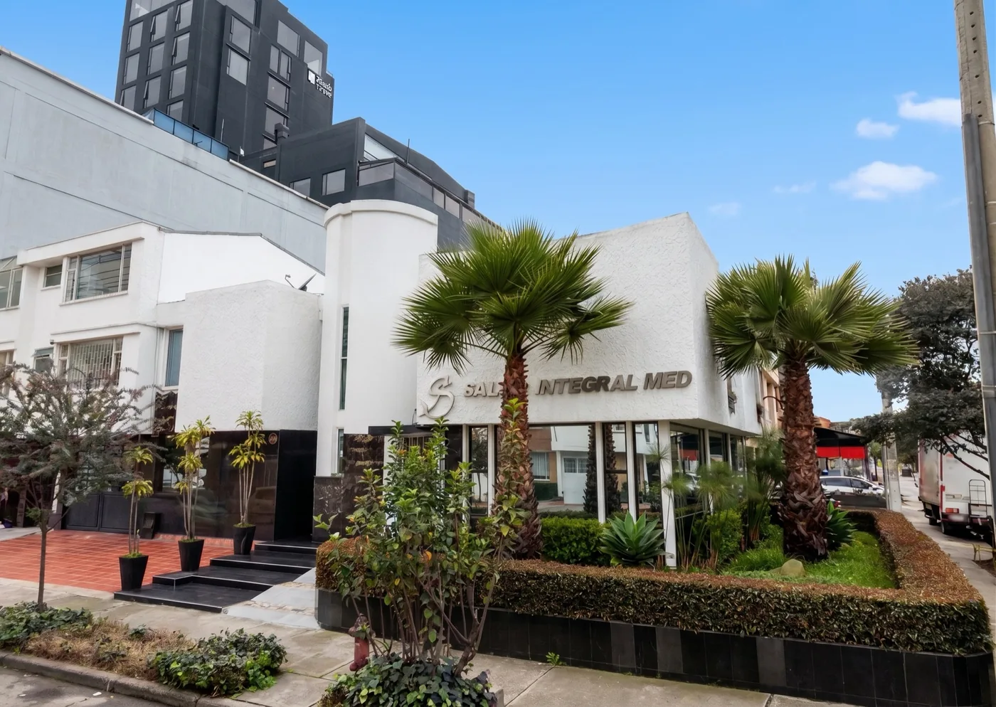 Fachada de la Clínica SIMEB en Bogotá — odontología estética premium